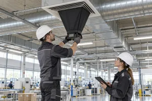 Technicy mierzą strumień powietrza na nawiewniku w hali